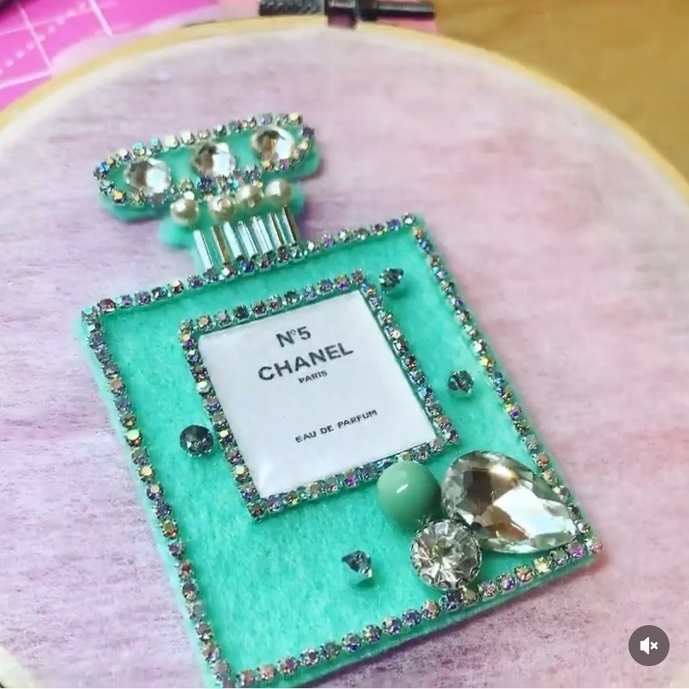 Chanel N°5 Perfume Bottle Bag Charm/ Key Ring - Handmade Embroidery Turquoise - Picture 4 of 5